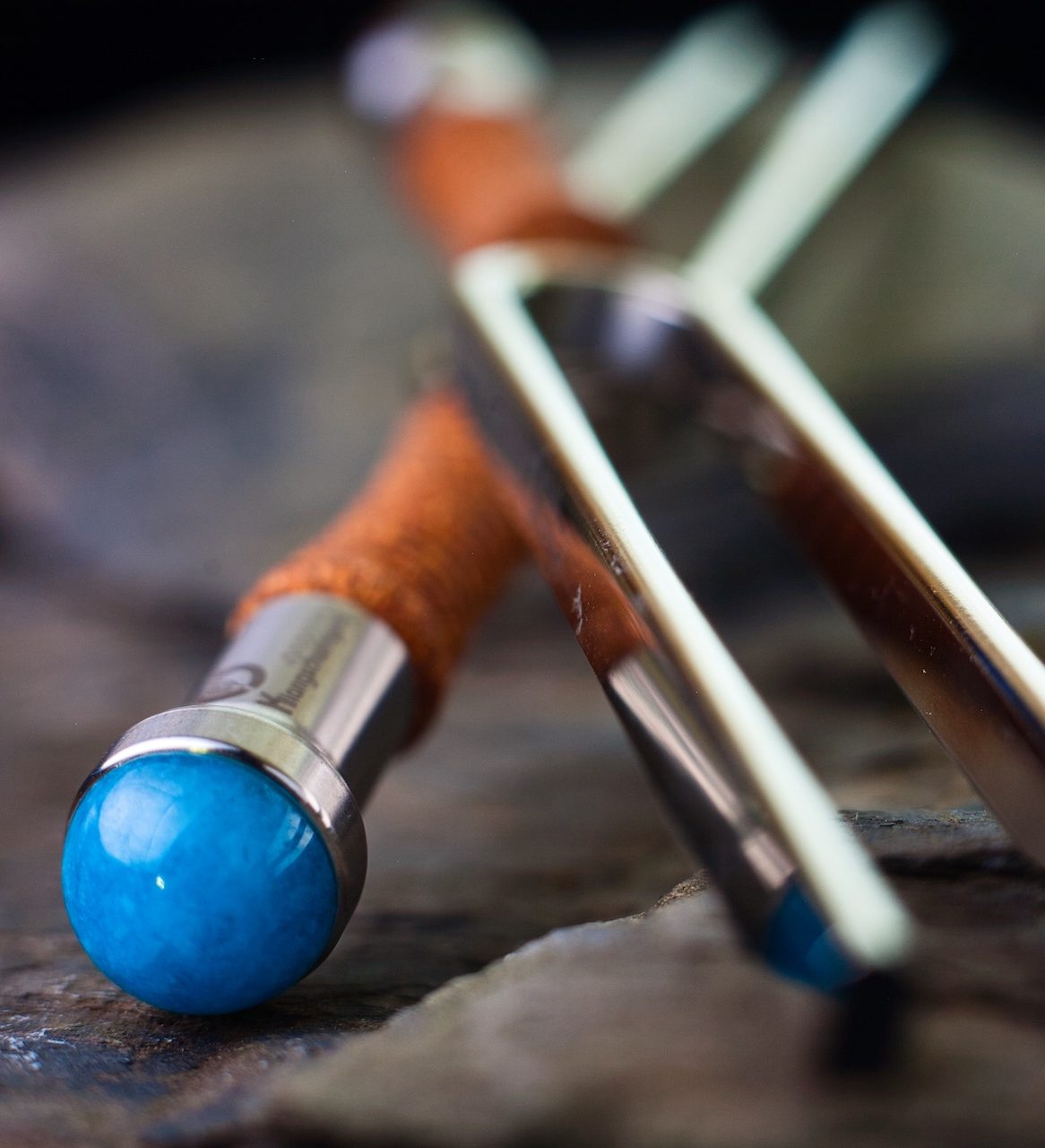 Stimmgabel mit Angelit-Edelsteinaufsatz Stimmgabeln mit Edelsteinaufsatz (Angelit) zur Intensivierung der Stimmgabel-Anwendung (Phonophorese)