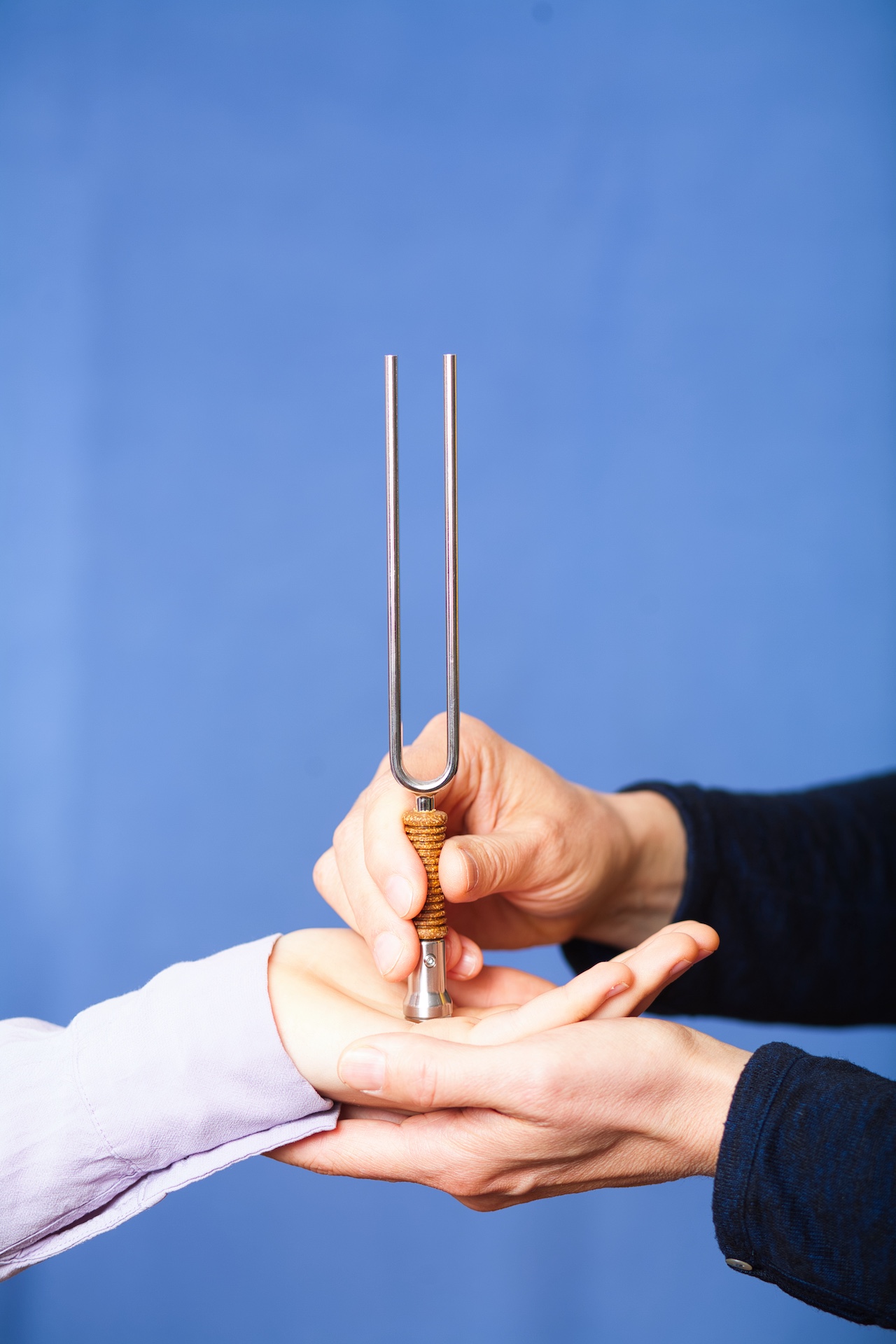 Stimmgabelanwendung auf der Hand Phonophorese Hand