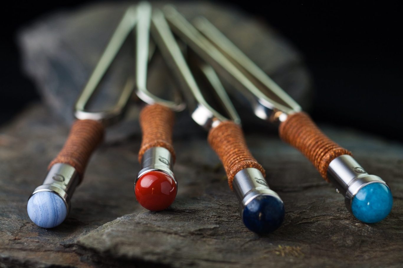 Stimmgabeln mit Edelsteinaufsätzen Vier Stimmgabeln mit Edelsteinaufsätzen zur Verstärkung der Phonophoresewirkung