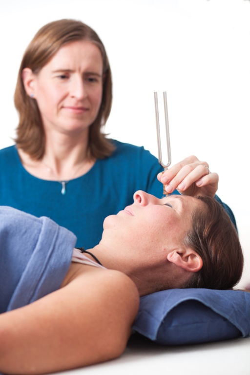 Stimmgabelanwendung auf der Stirn Stimmgabelanwendung Stirn